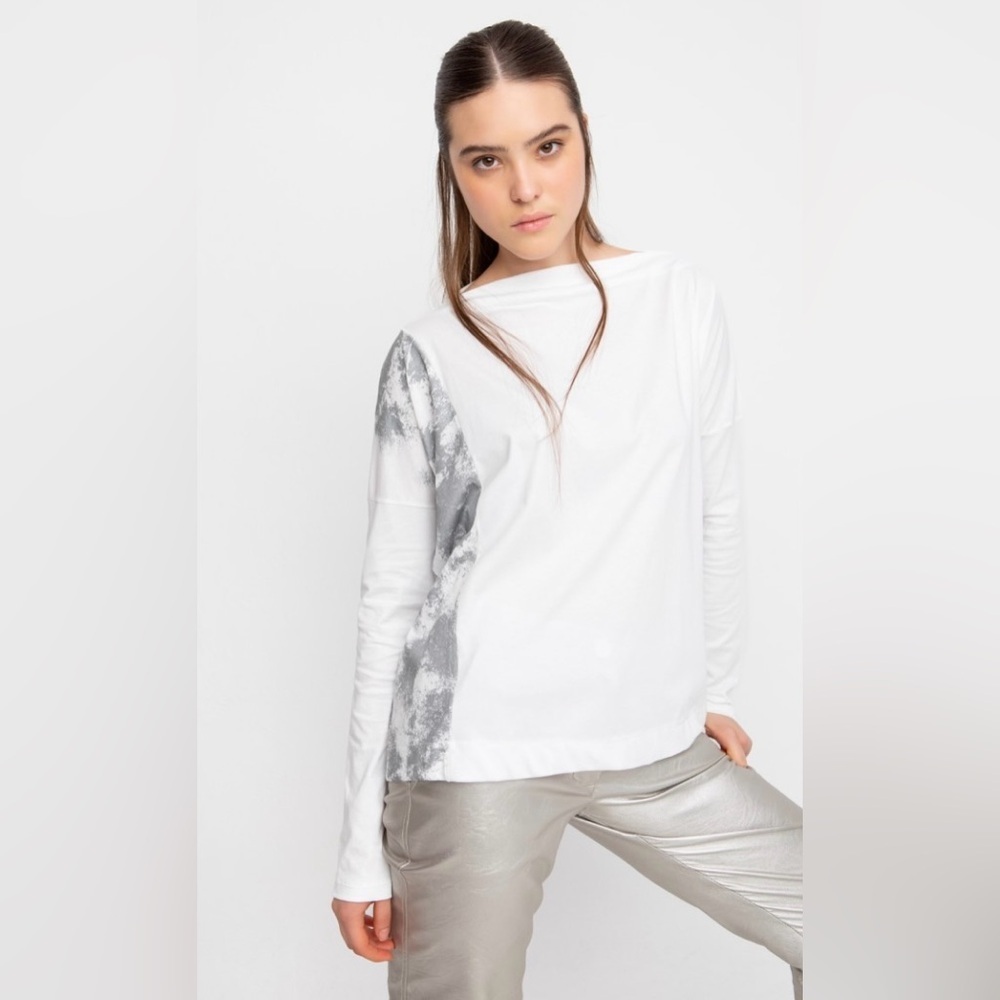 NWT OZAI N KU Allcotton loose boat neck top with a cloudy airbrushed pattern